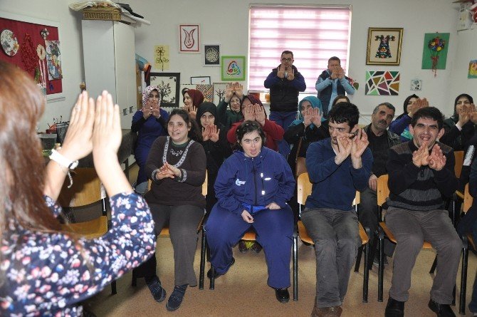 Engelli Çocuklar İle Anneleri Ve Öğretmenleri İşaret Dili Öğreniyor