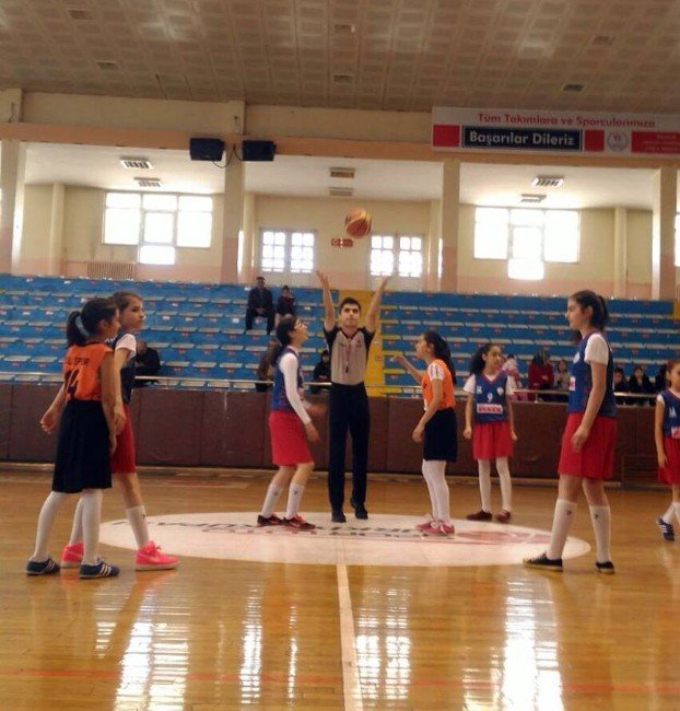 Basketbol Oynarken Fenalaşan 12 Yaşındaki Kız Öğrenci Hayatını Kaybetti