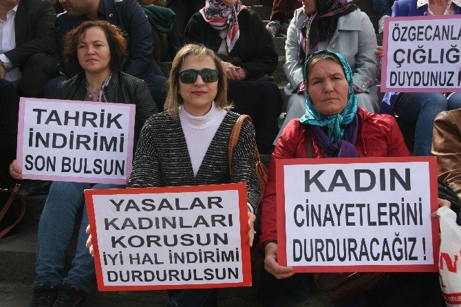 Afyonkarahisar’da CHP’li Kadınlar “Özgecan Yasası"nın Bir An Önce Çıkarılması İçin Oturma Eylemi Yaptı