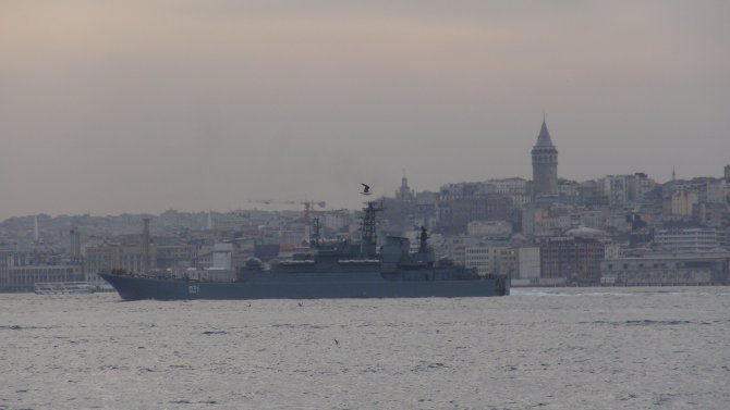 Türk ve Rus savaş gemileri Boğaz'da karşılaştı