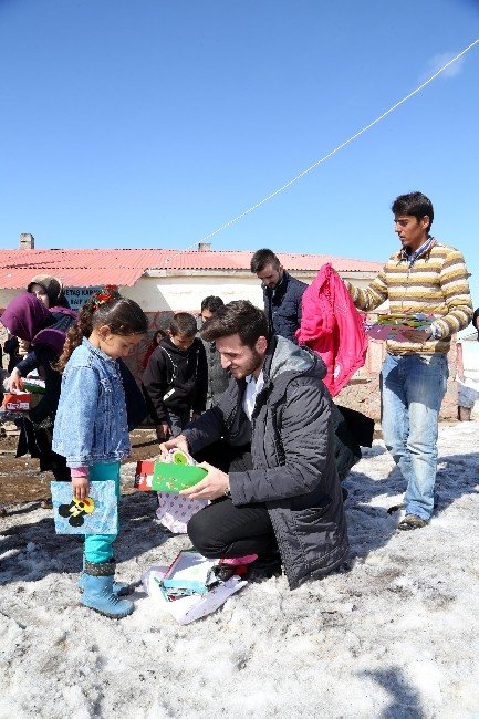 İstanbul’dan Muradiye’deki Öğrencilere Yardım