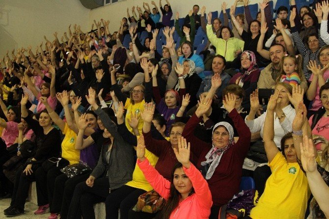Gaziemir’de 300 Kadından 8 Mart Dansı