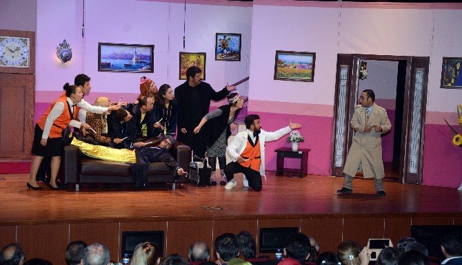 Türk Dünyası Tiyatro Günleri Devam Ediyor