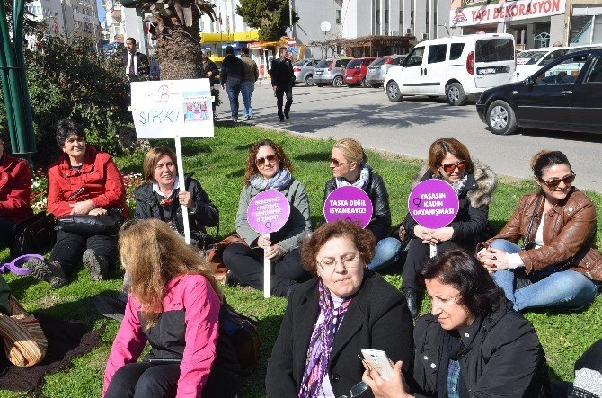 CHP’li Kadınlar ’Özgecan Yasası’ İçin Oturma Eylemi Yaptı