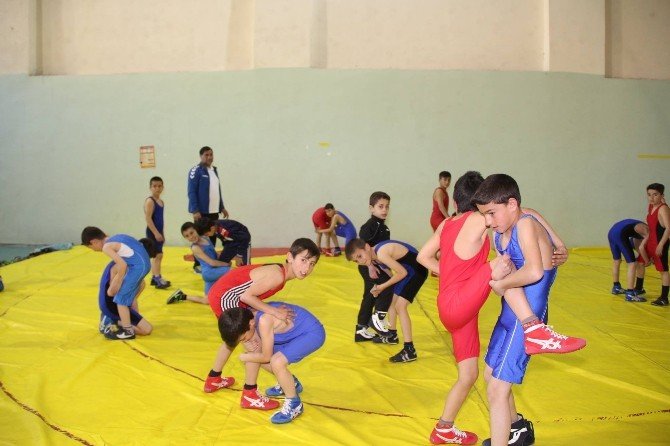 Oltu Gençlik Spor Güreşçileri Türkiye Şampiyonasına Hazırlanıyor