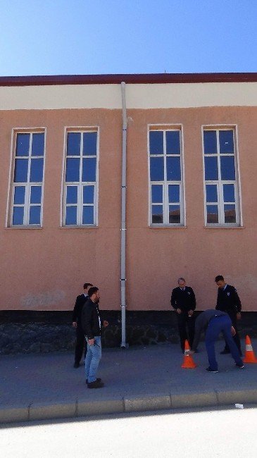 Yozgat’ta Spor Salonu Çatısında Tamirat Yapan İşçi 10 Metreden Aşağı Düştü