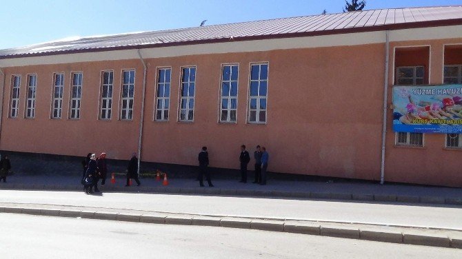 Yozgat’ta Spor Salonu Çatısında Tamirat Yapan İşçi 10 Metreden Aşağı Düştü