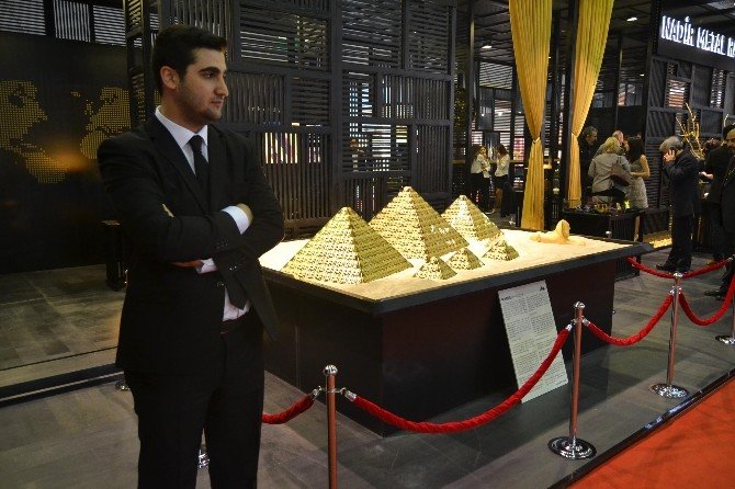 157 Kilo Saf Altından Yapılan Mısır Piramitlerine Yoğun İlgi