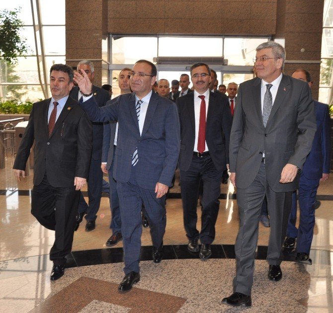 Adalet Bakanı Bozdağ İzmir Adliyesini Gezdi