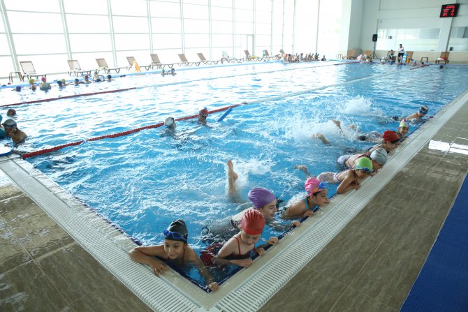 Rauf Denktaş Kapalı Yüzme Havuzu'na geçer not