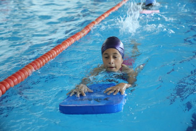 Rauf Denktaş Kapalı Yüzme Havuzu'na geçer not