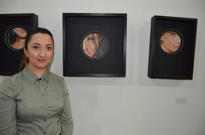 İğne İplikle Yaptığı Kara Kalem Portre Eserlerini Sergiledi