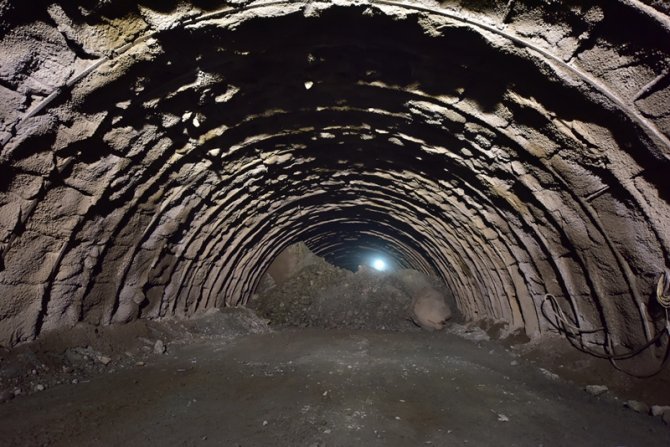 2 bin 277 metrelik tünelde ışık göründü