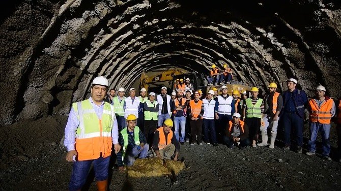 Artvin-erzurum Karayolu’ndaki Oruçlu Ripaj Tüneli’nde Işık Göründü