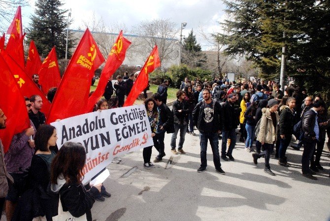 Komünist Gençlik Üyeleri, Polisin Müdahalesini Protesto Etti