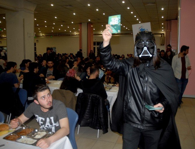 Üniversite Öğrencilerinden ‘Darth Vader’ Temalı Festival Duyurusu