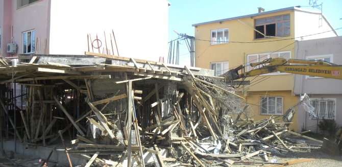 Bursa’da kaçak inşaatlar yıkıldı