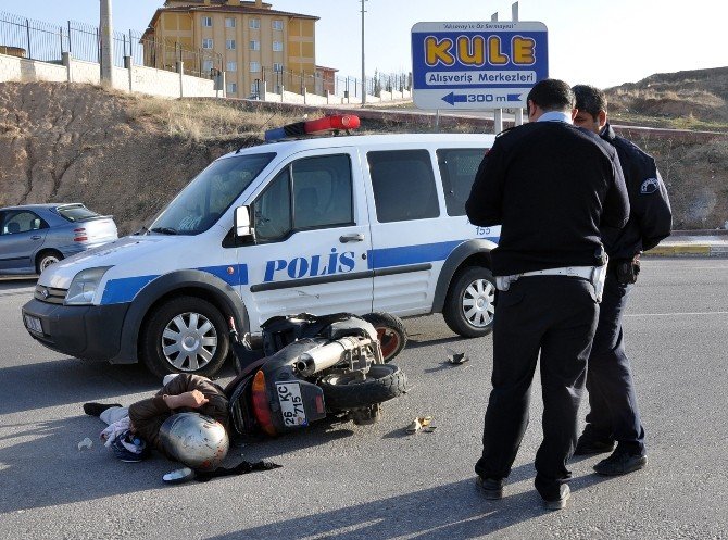 Polis Aracı İle Motosiklet Çarpıştı: 1 Yaralı