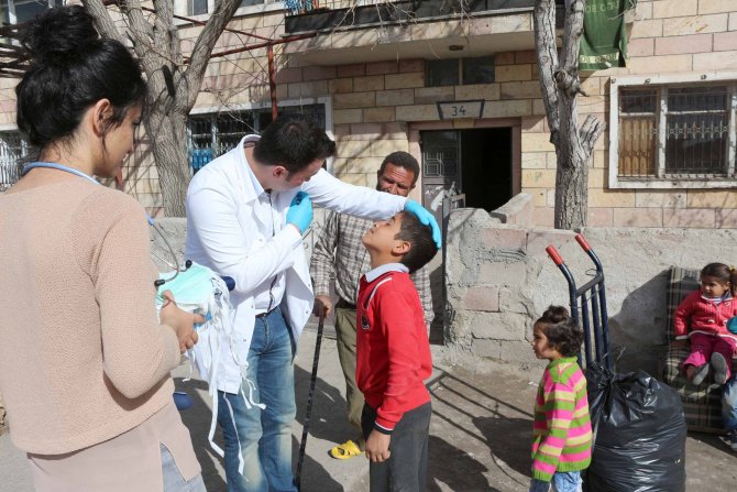 Suriyeli sığınmacılar sağlık taramasından geçirildi