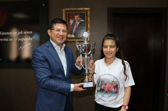 Şampiyon Kızlardan Başkan Subaşıoğlu’na Ziyaret