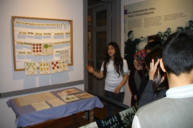 Gönüllü Küçük Rehberler Arkadaşlarına Müzeyi Gezdirdi