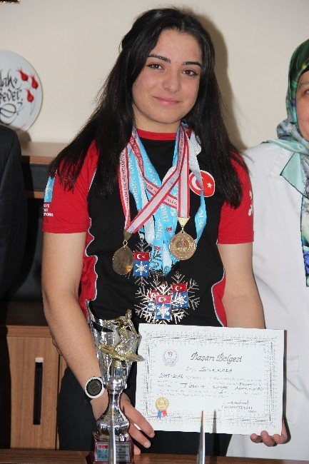 Palandöken Kız Anadolu İmam Hatip Lisesi Öğrencisinin Kayaktaki Büyük Başarısı