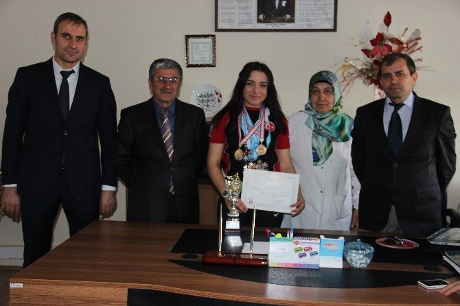 Palandöken Kız Anadolu İmam Hatip Lisesi Öğrencisinin Kayaktaki Büyük Başarısı