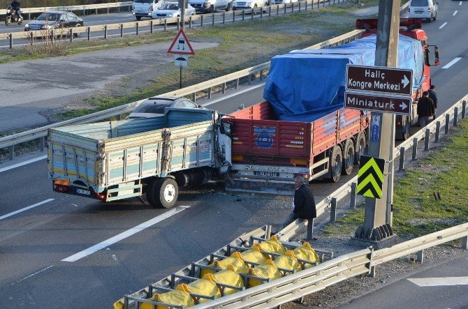 Tır’a Arkadan Çarpan Kamyonet İstanbul Trafiğini Felç Etti
