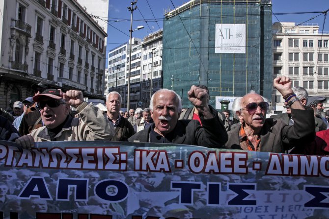 Atina'da emekliler sokaklara döküldü