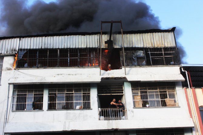 Ayakkabı imalathanesinde korkutan yangın