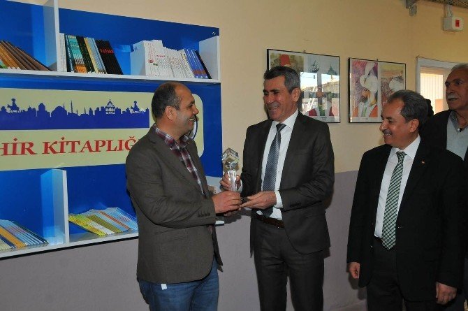 Akşehir’de Koridor Kitaplıklarına Katkı Sağlayanlara Plaket