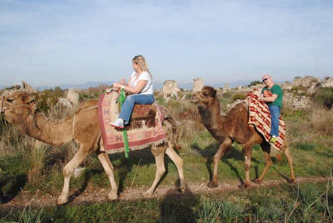 Side Antik Kent'inde deve turları başladı