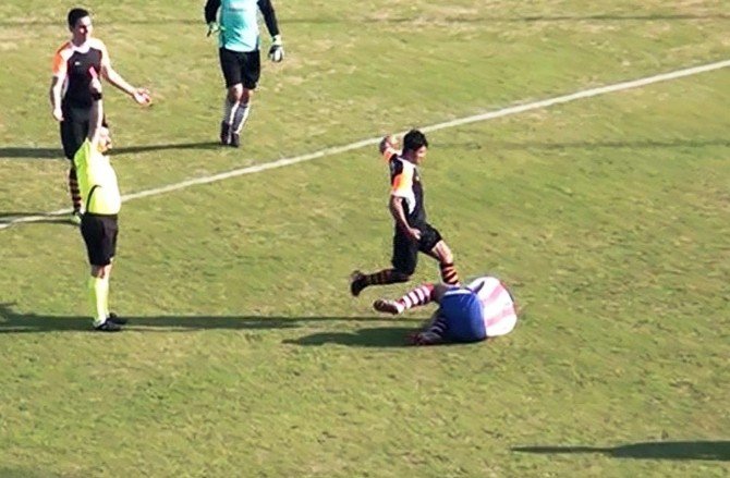 Rakip Takımın Oyuncusunun Suratına Tekme Atan Futbolcu Hakim Karşısına Çıkıyor