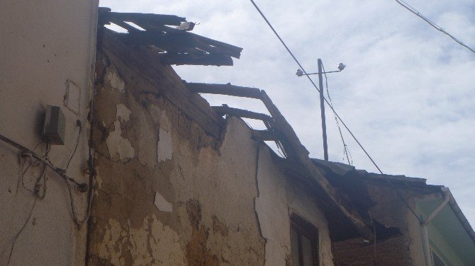 Bilecik’teki Virane Metruk Ev Tehlike Saçıyor