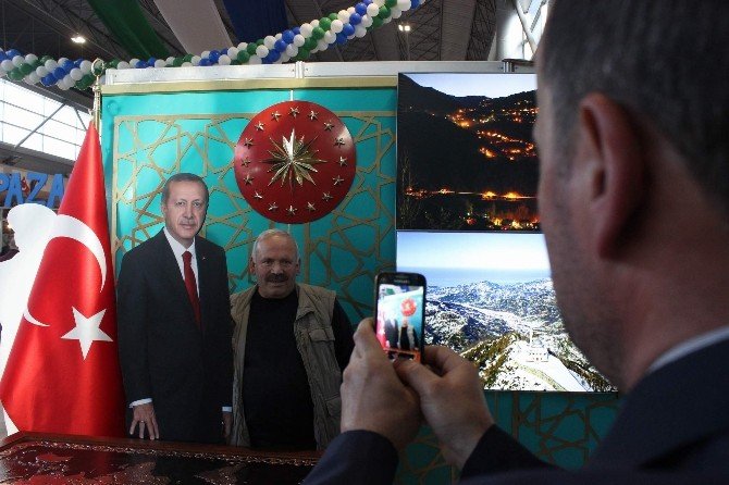 Cumhurbaşkanının Resmiyle Fotoğraf Çekilmek İçin Sıraya Girdiler