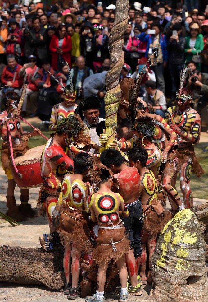 Çin'deki etnik grup, geleneksel kıyafetleri ile Yangın Festivali'ni kutluyor
