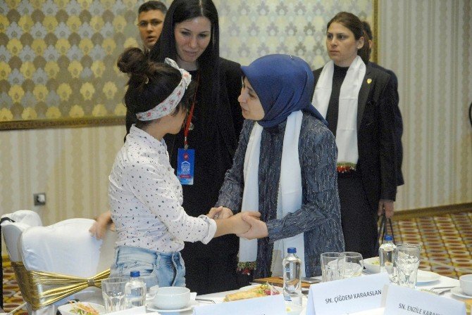 Sare Davutoğlu ‘Aynı Gökkubbe Altında Gönül Dilimiz Türkiye’ Toplantısına Katıldı