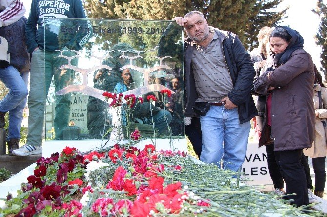 Berkin Elvan ’In Mezarı Başında Terör Örgütü Propagandası