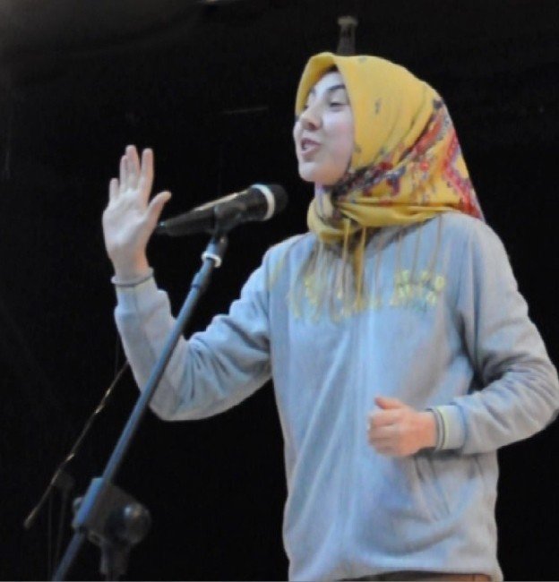 Liseli Genç İstiklal Marşı’nı Adeta Yaşayarak Okudu