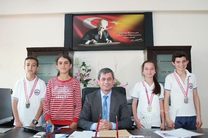 Milli Eğitim Müdürü Sarıdemir Şampiyon Atletleri Ödüllendirdi