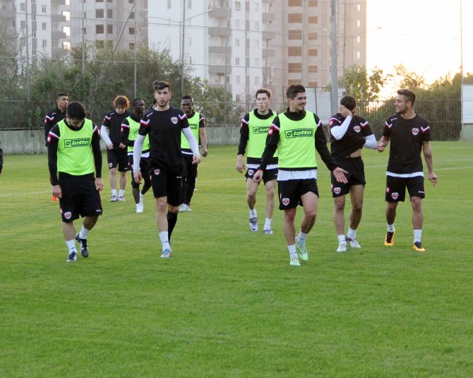 Lider Adanaspor, İzmir'deki Altınordu maçına galibiyet parolasıyla hazırlanıyor