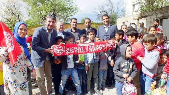 Antalya’daki Suriyelilere Yardım Eli