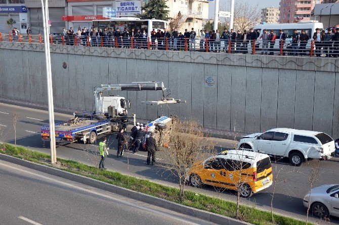 Diyarbakır’da Zincirleme Trafik Kazası: 3 Polis Yaralandı