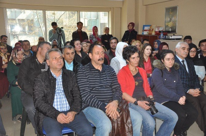 Gençlik Merkezinde İstiklal Marşı Okuma Yarışması Yapıldı