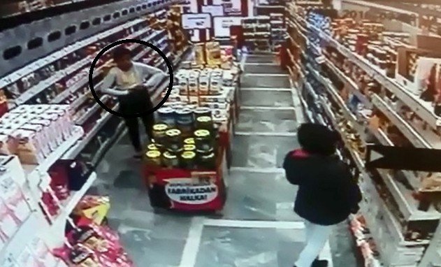 Marketten Yiyecek Çalan Çocuk Hırsızlar Güvenlik Kamerasında