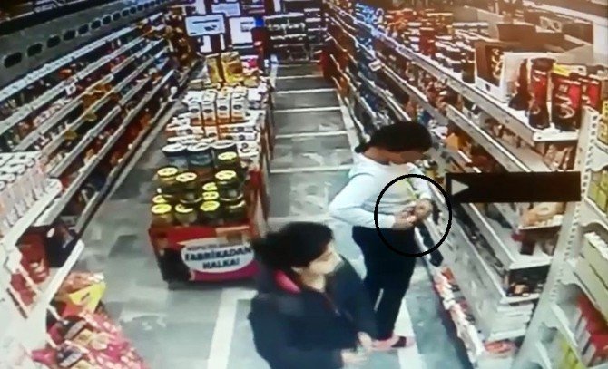 Marketten Yiyecek Çalan Çocuk Hırsızlar Güvenlik Kamerasında