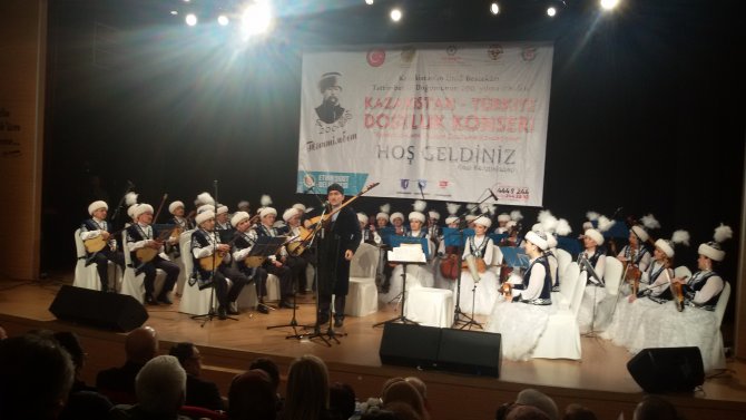 Kazak Orkestrası'ndan dombralı İstiklal Marşı sürprizi