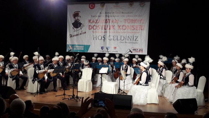 Kazak Orkestrası'ndan dombralı İstiklal Marşı sürprizi