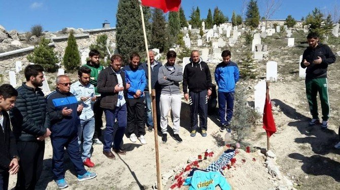 Kütahyasporlu Futbolcu Ve Yöneticiler Şehit İbrahim Tetik’in Kabrini Ziyaret Etti