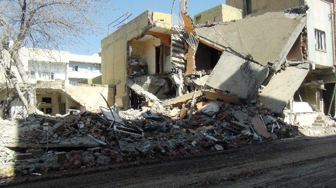 Nusaybin’deki Patlamada 2 Katlı Bina Yıkıldı